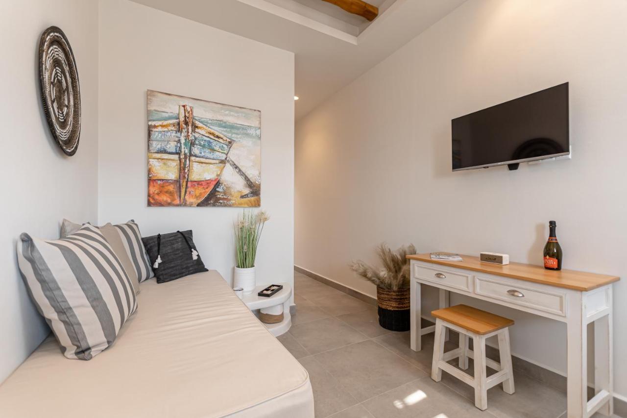 Porto Dema Luxury Suites Schoinoussa Esterno foto