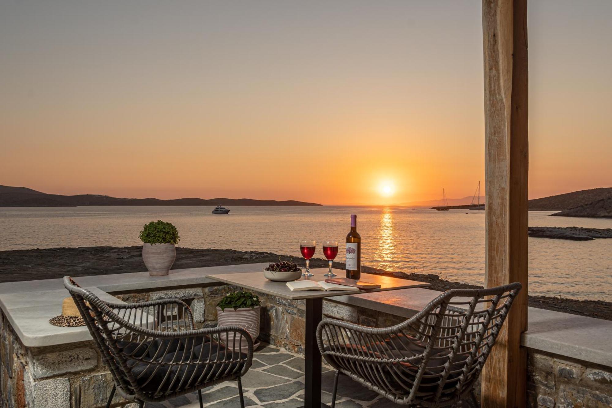 Porto Dema Luxury Suites Schoinoussa Esterno foto